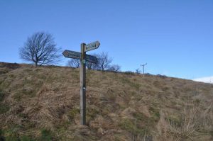 NN981032: Reservoir Trail signpost (2015). If you are so inclined you can visit all five reservoirs in the Glendevon area. © Robert Struthers, Geograph