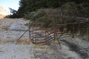 NN966007 looking NE. A typical old metal gate with adjacent 'kissing' gate (2015). © Robert Struthers, Geograph