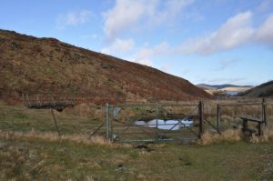 NN971016 looking NNE (2015). The OS 1:25,000 map shows a 'ford' at this location, but luckily a footbridge has been added. © Robert Struthers, Geograph