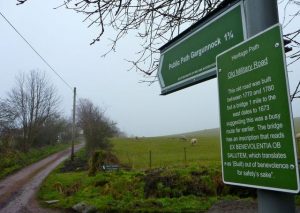 One mile west of Old Leckie, this ScotWays signpost and its Heritage Paths plaque point along the Old Miltary Road towards Gargunnock. © Richard Barron, Richard Barron
