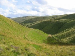 Glen Bee. Pass crossing the Ochils at the head of Glen Devon. Glen Bee runs southwards and carries an old drove road. © Richard Webb, Geograph