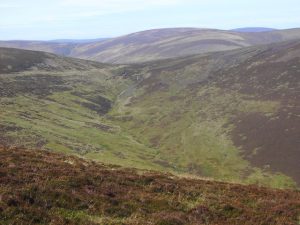 NO463691 looking WNW at the route over the bealach between Mount Sned and the Hill of Mondurran (2009). © Mike Dunn, Geograph