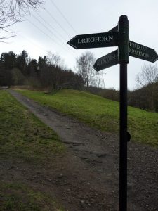 3-way direction sign and the path starting up Puke Hill into Bonaly Woods. © Colin Cadden, Colin Cadden