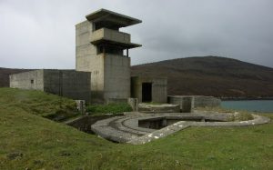 Director Tower and gun emplacement of Scad Head WWII Coastal Gun Battery. © J M Briscoe, Geograph
