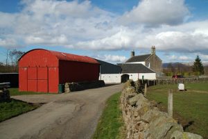 NS788900: Chartershall Farm. For Tinkers' Loan turn left, passing in front of the red barn. © Alastair, Geograph